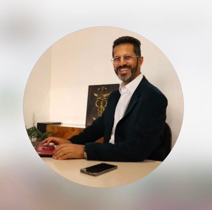 João Gelinski, fundador da Gelinski Contabilidade, em sua mesa de trabalho no escritório em Carambeí
